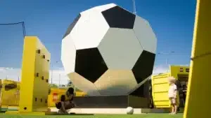 Nordens største LEGO-fodbold ruller ind til Dana Cup i Hjørring
